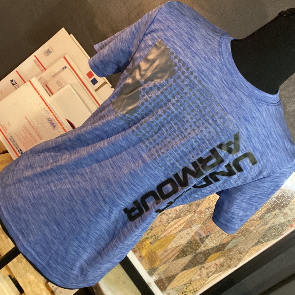 Under Armour 
Youth large 
Loose 
Heatgear